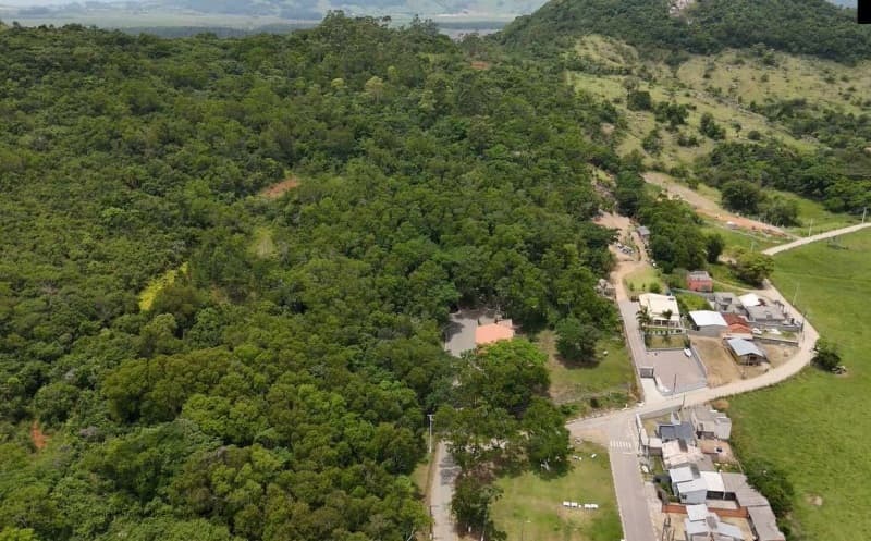 Foto 2 de 8: Area Rural em leilão em Capivari De Baixo - SC, bairro Caçador — LOTE 024 Terreno