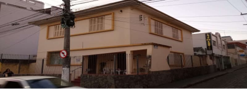 Foto 1 de 5: Casa em leilão em Itajubá - MG — LOTE 001 Casa 2 andares no Centro de Itajubá/MG