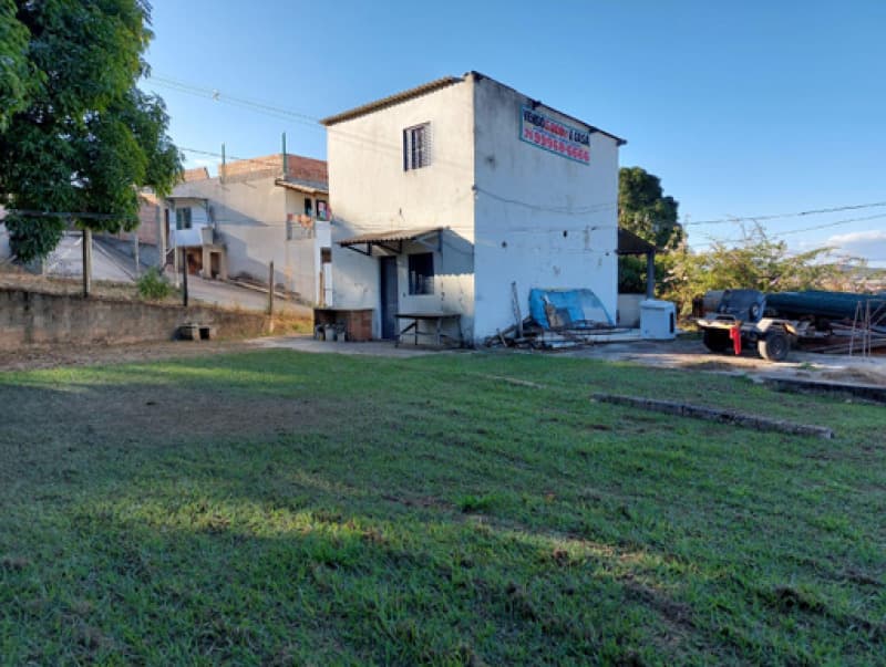 Foto 1 de 15: Casa em leilão em Sabará - MG — LOTE 001 Casa com dois pavimentos sobre um terreno com área de 7.500 m² - Boaventura, Sabará/MG