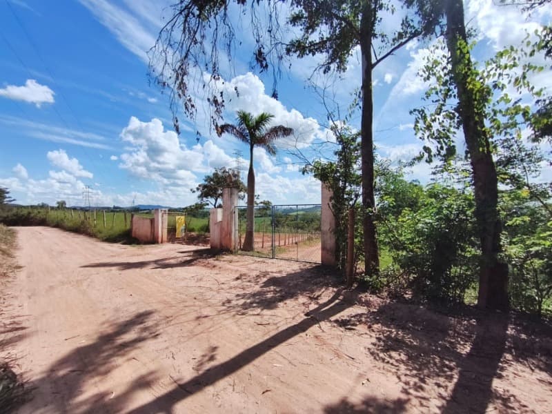 Foto 2 de 26: Area Rural em leilão em Três Corações - MG, bairro Espraiadinho — LOTE 001 Gleba de terras com 4,84 hectares - terreno de 48.400 m² e 150 m² de área construída - na z