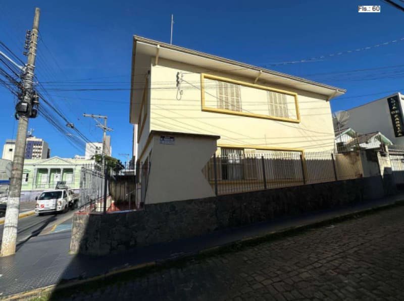 Foto 1 de 4: Casa em leilão em Itajubá - MG, bairro Centro — LOTE 001 1/8 DE UMA CASA COM 103 m² - LOTE 270m² - CENTRO/ITAJUBÁ-MG