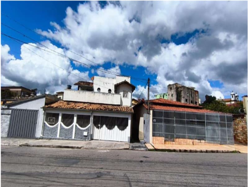 Foto 1 de 5: Casa em leilão em Caeté - MG, bairro Centro — LOTE 001 CONJUNTO DE CASAS LOCALIZADO NA RUA RAUL FRANCO, NO CENTRO DE CAETÉ/MG
