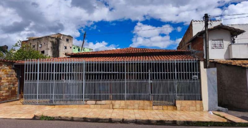 Foto 2 de 5: Casa em leilão em Caeté - MG, bairro Centro — LOTE 001 CONJUNTO DE CASAS LOCALIZADO NA RUA RAUL FRANCO, NO CENTRO DE CAETÉ/MG