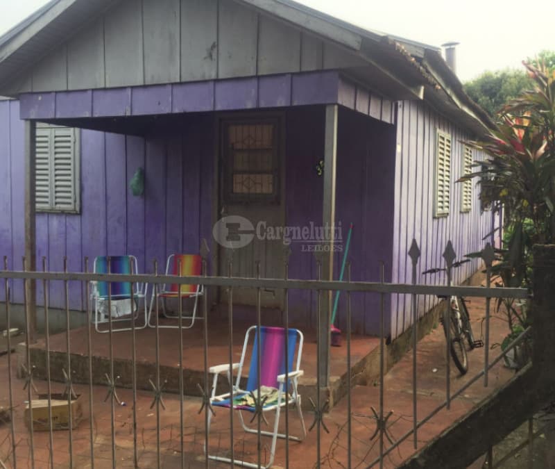 Foto 2 de 4: Casa em leilão em Ijuí - RS — LOTE 006 Uma casa de madeira, própria para moradia, c/área de 262,50m², situados à Rua Frederico Tyb