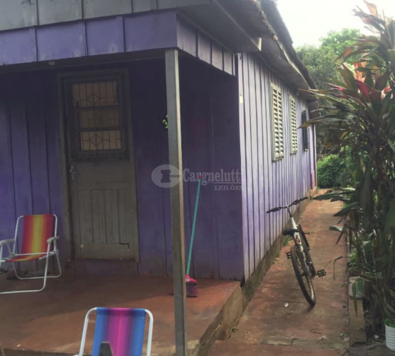 Foto 3 de 4: Casa em leilão em Ijuí - RS — LOTE 006 Uma casa de madeira, própria para moradia, c/área de 262,50m², situados à Rua Frederico Tyb