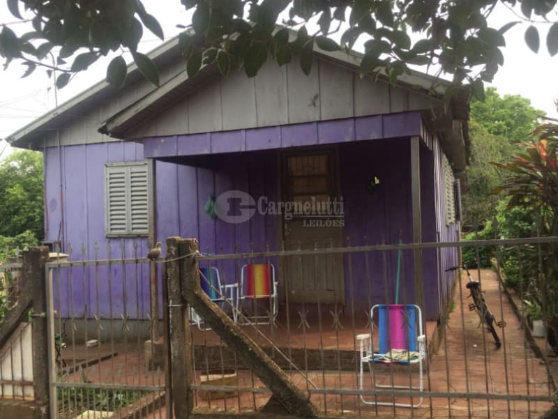 Foto 4 de 4: Casa em leilão em Ijuí - RS — LOTE 006 Uma casa de madeira, própria para moradia, c/área de 262,50m², situados à Rua Frederico Tyb