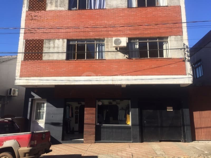 Foto 1 de 4: Comercial em leilão em Júlio De Castilhos - RS — LOTE 005 Um prédio de alvenaria, com 3 pisos, à rua 15 de Novembro No terreno, ainda, estão construí