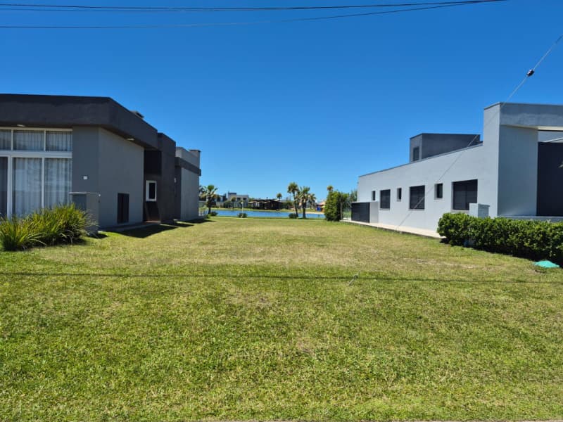 Foto 1 de 26: Terreno em leilão em Xangri-lá - RS — LOTE 002 TERRENO NO CONDOMÍNIO RIVIERA EM XANGRI-LÁ