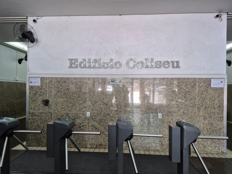 Foto 4 de 10: Comercial em leilão em Porto Alegre - RS, bairro Centro — LOTE 001 SALA (DESOCUPADA) NO EDIFÍCIO COLISEU NO BAIRRO CENTRO