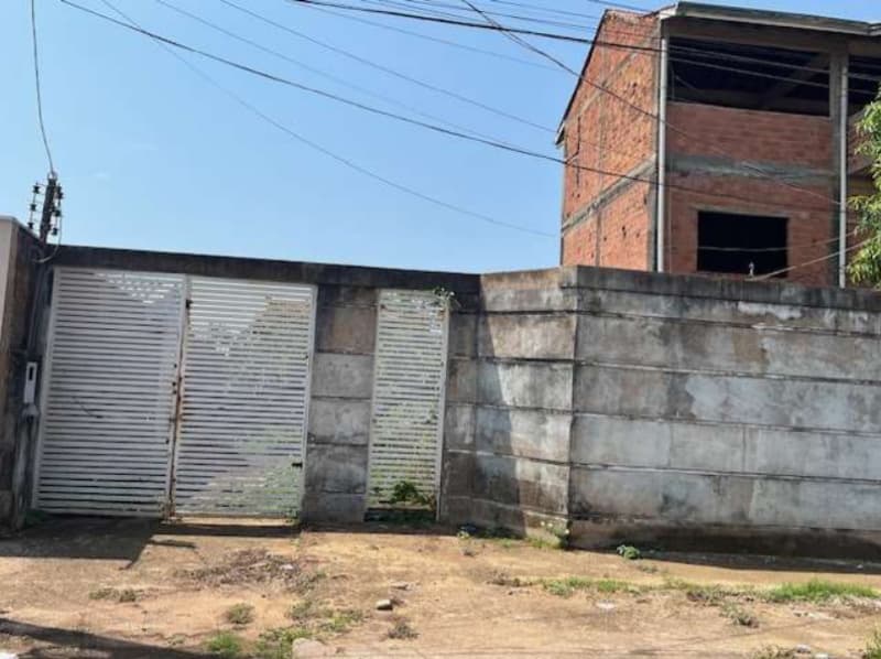 Imóvel em leilão em Porto Velho - RO — LOTE 018 Matrícula 28.941 Um (01) lote urbano com área aproximada de 300,00 m2, que possui uma edifi