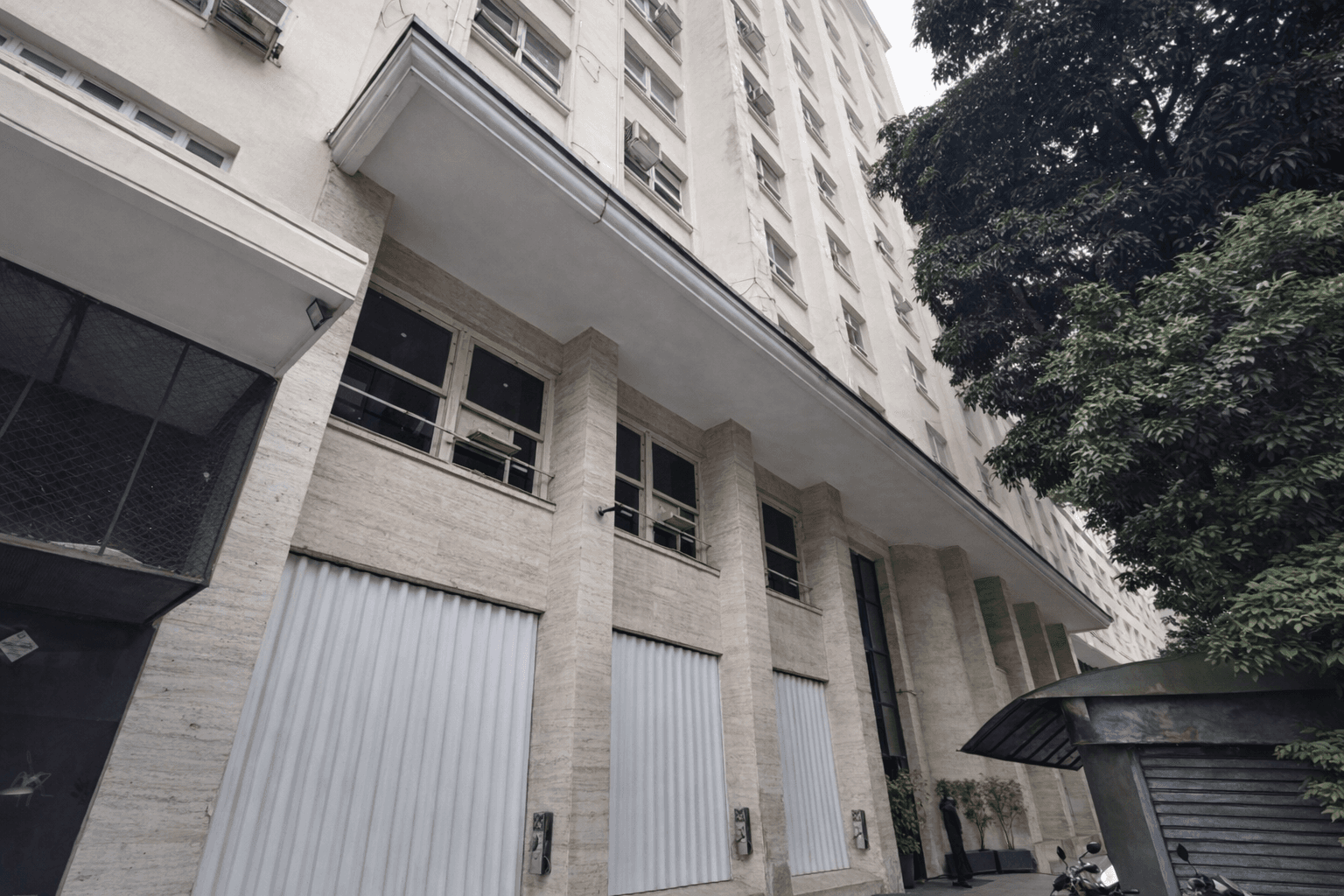 Foto 1 de 17: Comercial em leilão em Rio De Janeiro - RJ, bairro Centro — LOTE 13: Loja (térreo e subsolo) com 862,69 m² - Centro RIO DE JANEIRO RJ