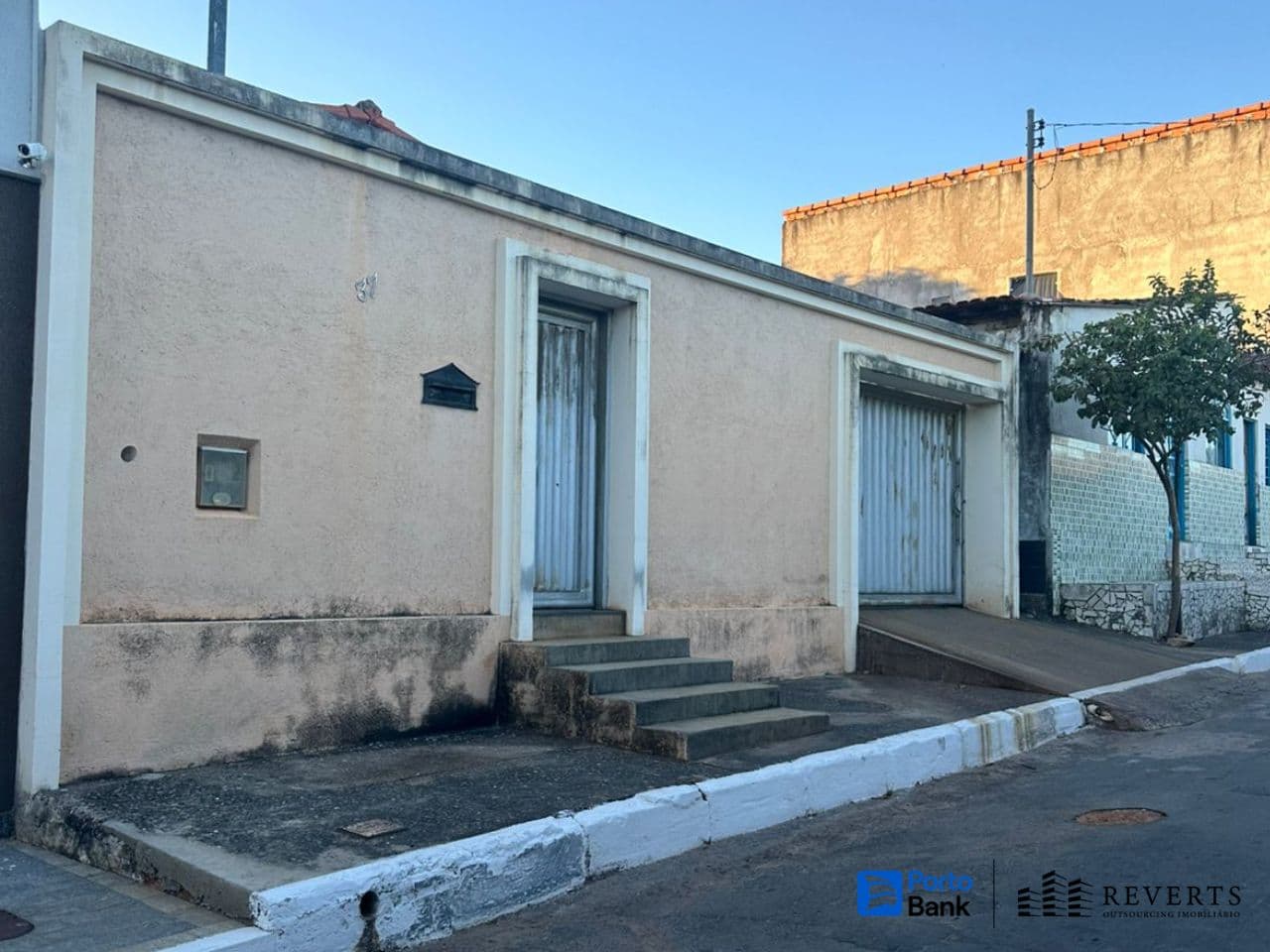Foto 2 de 3: Casa em leilão em Porteirinha - MG, bairro Centro — LOTE 41: Casa com 150,00 m² - Centro PORTEIRINHA MG