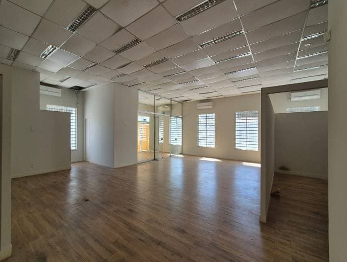 Foto 3 de 11: Comercial em leilão em Oscar Bressane - SP, bairro Centro — LOTE 13: Ex-agência, Padrão, 0 vaga(s) de garagem OSCAR BRESSANE SP