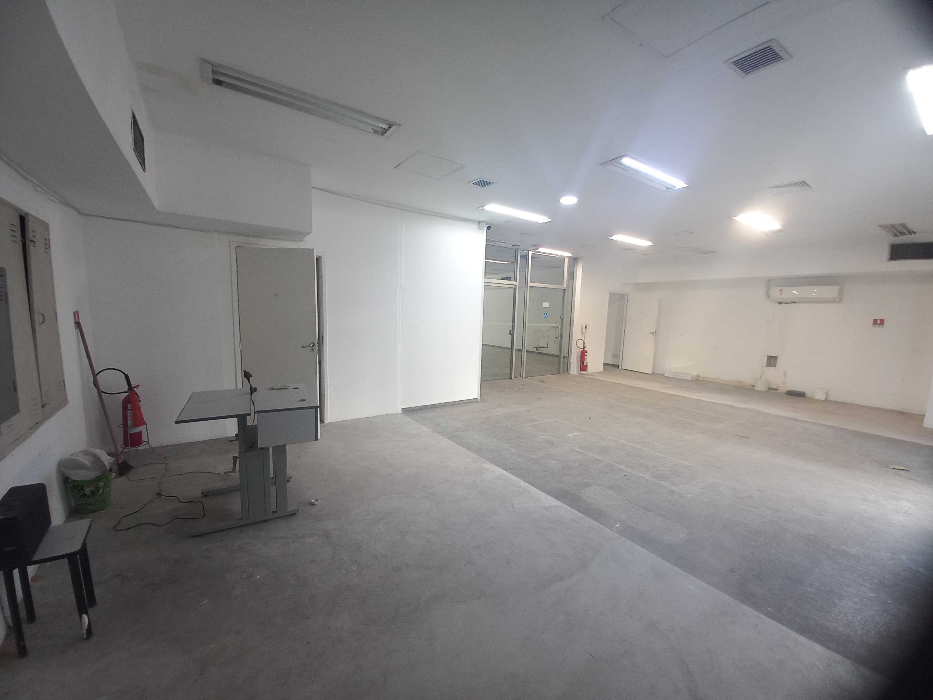 Foto 6 de 17: Comercial em leilão em Rio De Janeiro - RJ, bairro Centro — LOTE 13: Loja (térreo e subsolo) com 862,69 m² - Centro RIO DE JANEIRO RJ