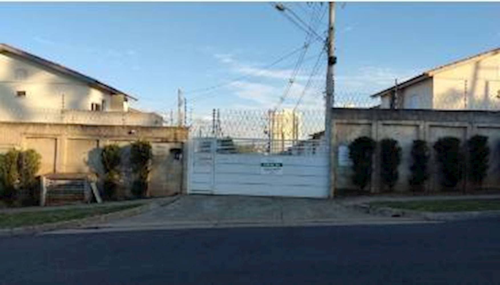 Casa em leilão em Sorocaba - SP — Casa no "Residencial Flamboyant" em Caguassu - Sorocaba/SP