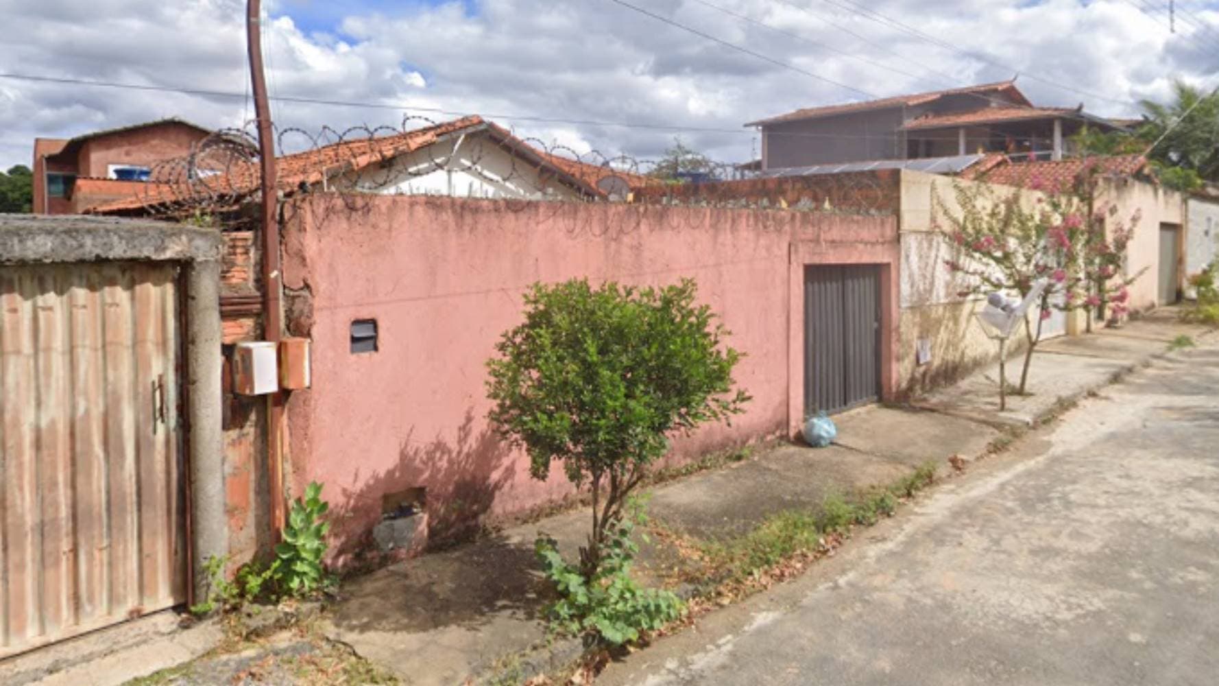 Foto 4 de 6: Casa em leilão em Montes Claros - MG, bairro Conjunto José Carlos — Casa no Conjunto José Carlos em Montes Claros/MG