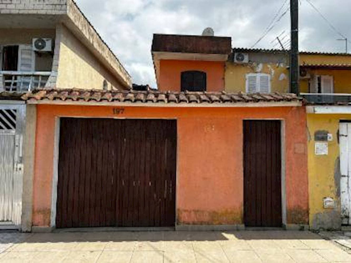 Foto 1 de 14: Casa em leilão em Guarujá - SP, bairro Jardim Santa Maria — Casa no Jardim Santa Maria - Guarujá/SP