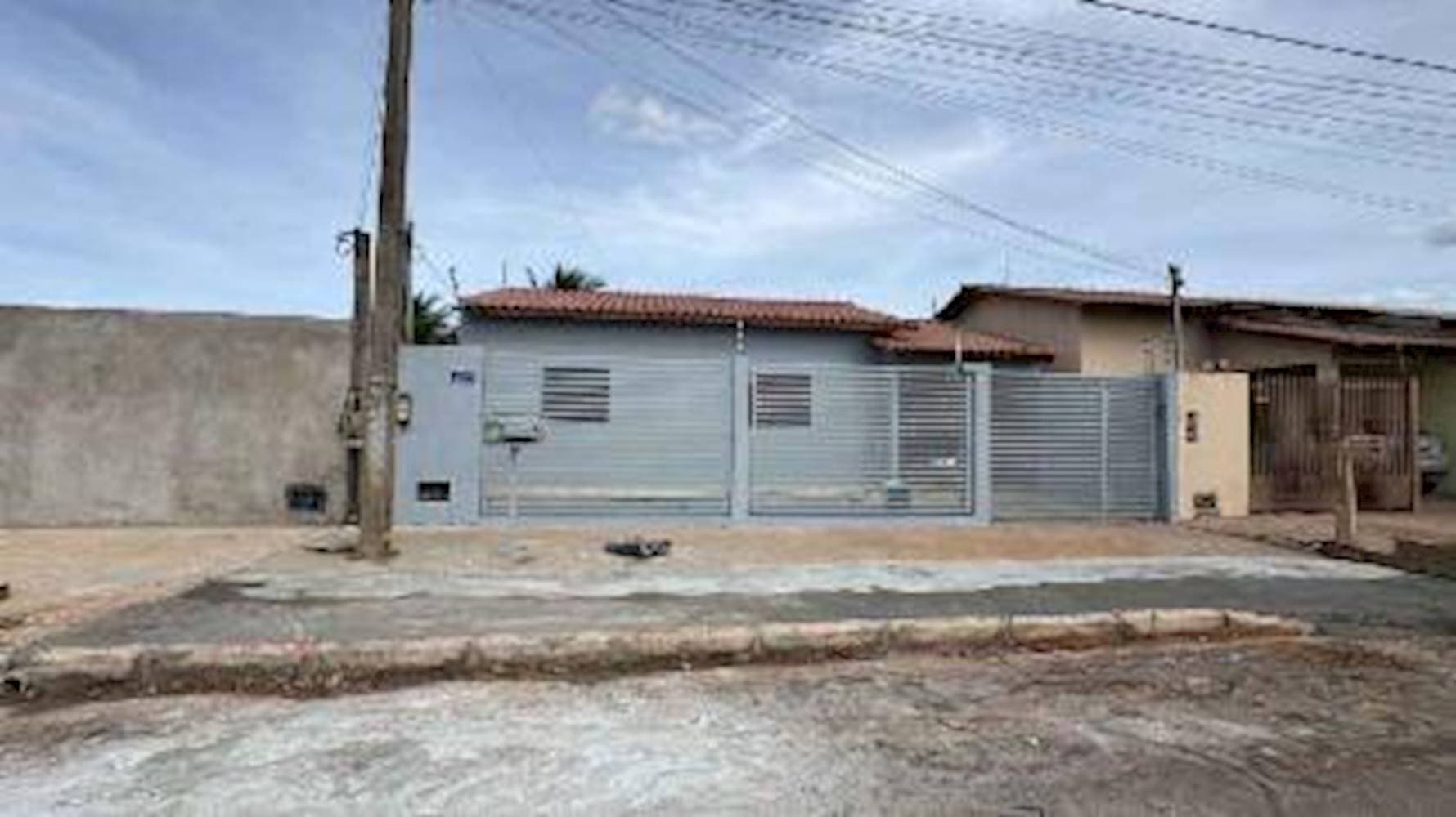 Foto 1 de 3: Casa em leilão em Luis Eduardo Magalhães - BA, bairro Jardim Das Acácias — Casa no Jardim Das Acácias - Luís Eduardo Magalhães/BA