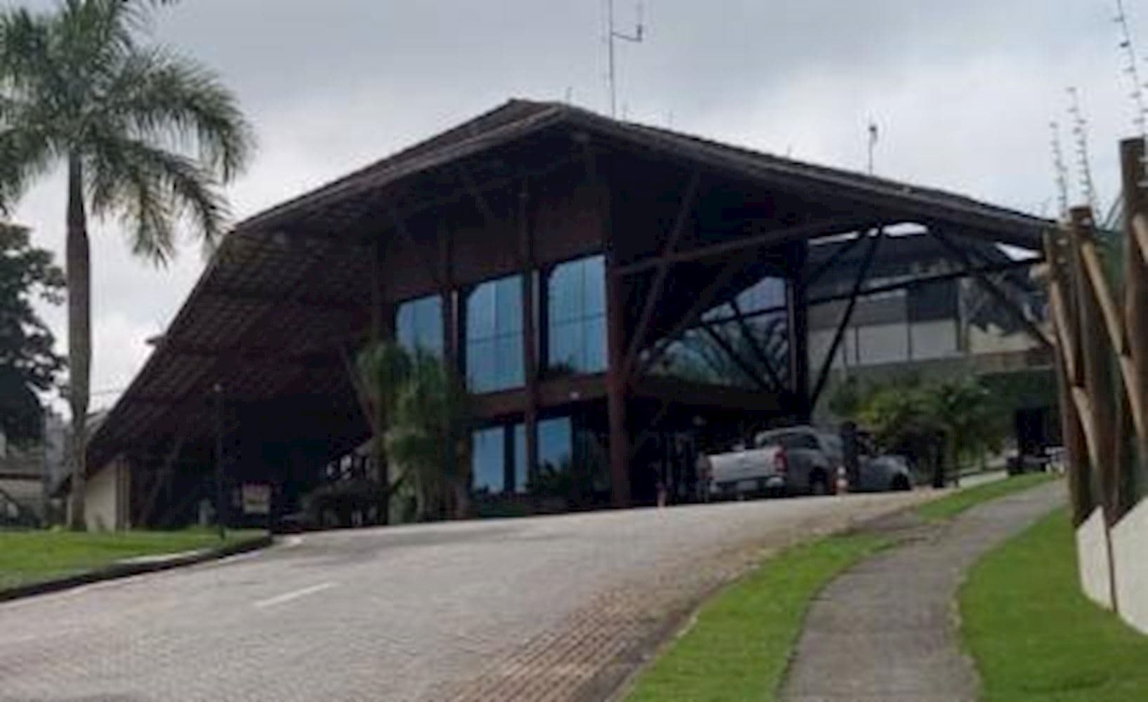 Foto 1 de 20: Casa em leilão em São José Dos Campos - SP, bairro Jaguari — Casa de Condomínio Residencial Jaguary - Jaguari - São José dos Campos/SP