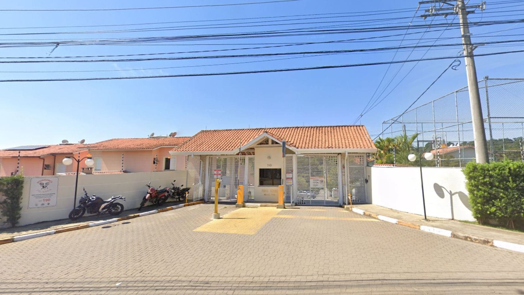 Foto 1 de 4: Casa em leilão em Cotia - SP, bairro Jardim Ipês — Casa no "Condomínio Residencial Porto Seguro" - Jardim Ipês - Cotia/SP