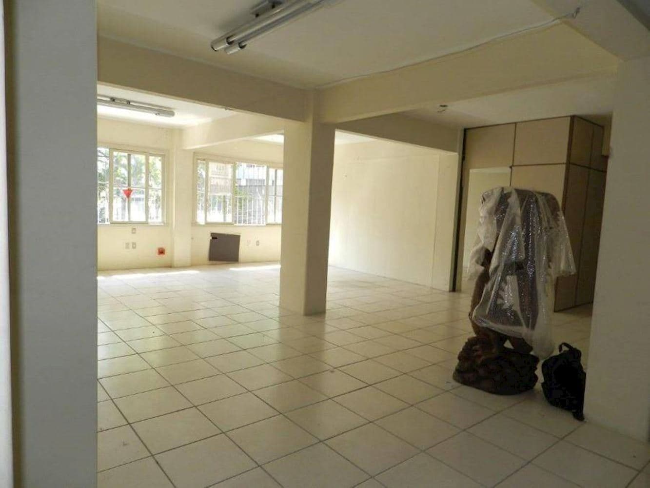 Foto 4 de 10: Comercial em leilão em Porto Alegre - RS, bairro Independencia — Sala Comercial no "Ed. Estoril" - Independência - Porto Alegre/RS