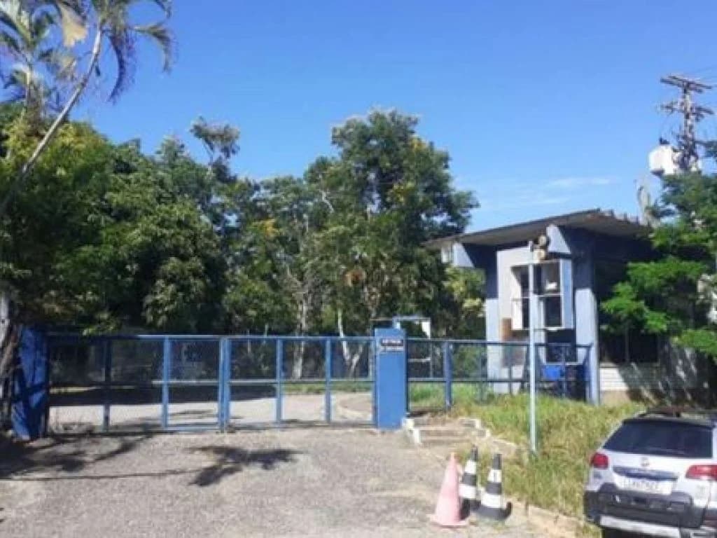 Foto 3 de 26: Terreno em leilão em Macaé - RJ — Área de 33.800 m² com 2.615 m² de construção - Granja dos Cavaleiros - Macaé - RJ
