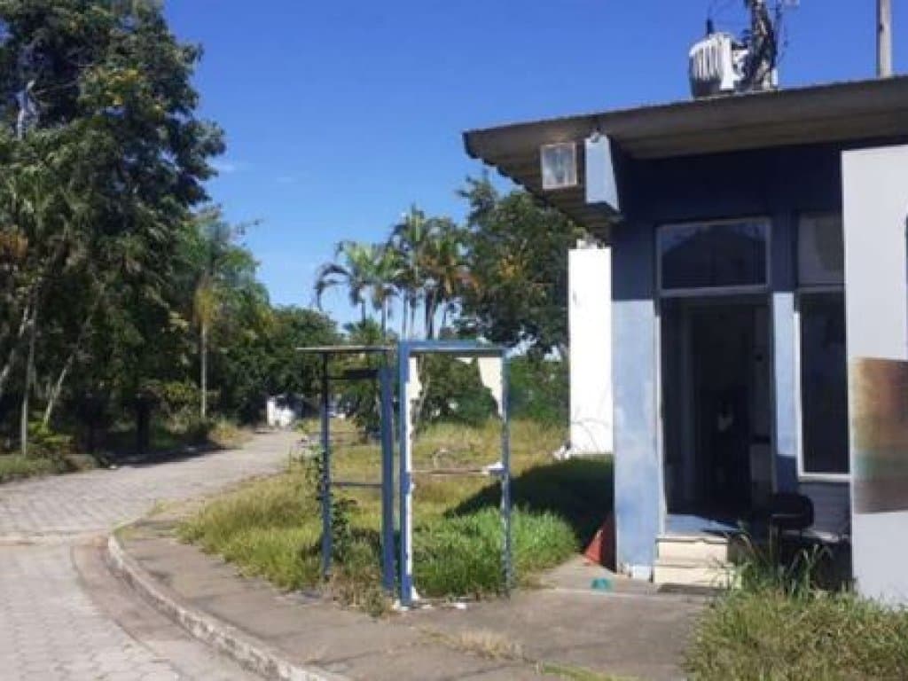 Foto 4 de 26: Terreno em leilão em Macaé - RJ — Área de 33.800 m² com 2.615 m² de construção - Granja dos Cavaleiros - Macaé - RJ