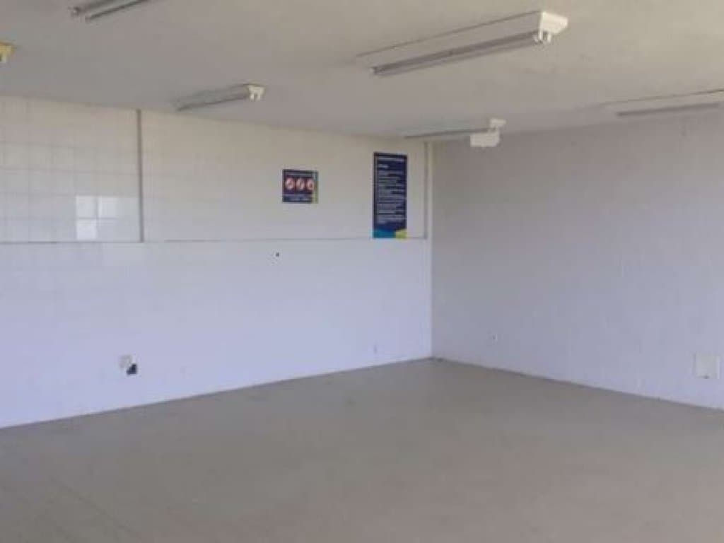 Foto 21 de 26: Terreno em leilão em Macaé - RJ — Área de 33.800 m² com 2.615 m² de construção - Granja dos Cavaleiros - Macaé - RJ