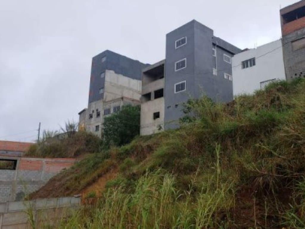 Foto 4 de 6: Terreno em leilão em Embu Das Artes - SP — Direitos sobre Área 14.758 m² (com construções) - Jardim Bela Vista - Embu das Artes - SP