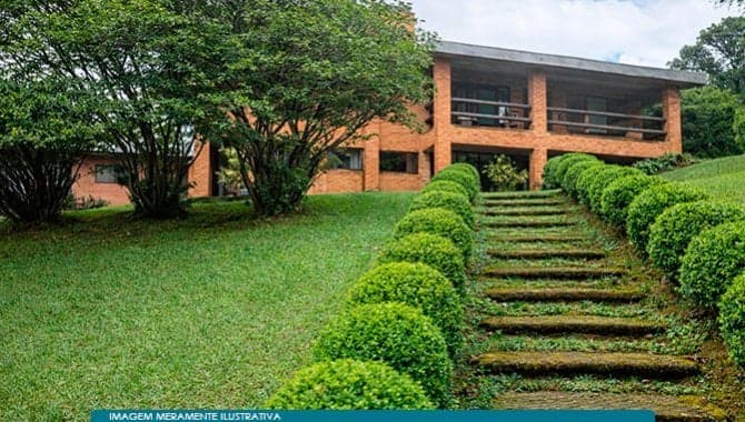 Foto 1 de 3: Casa em leilão em São Roque - SP, bairro Carmo — Direitos sobre Chácara (com Casa e Lazer) em Área de 15.853 m² - Patrimônio do Carmo - São Roque - SP
