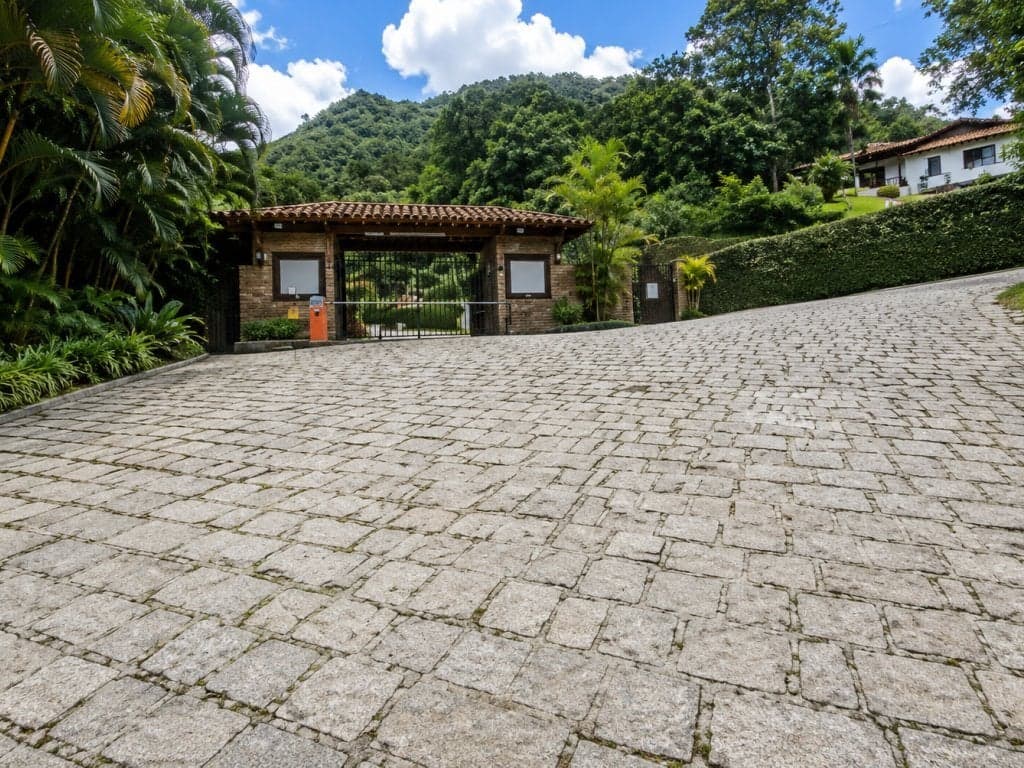 Casa em leilão em Petrópolis - RJ, bairro Itaipava — Casa 273 m² - Petrópolis-RJ - Rua VIII, 475 - Casa 08 - Itaipava