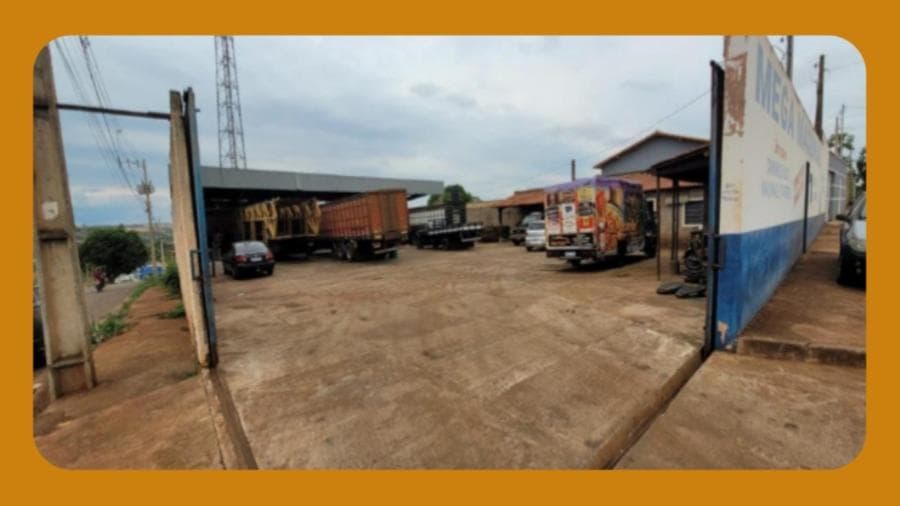 Foto 1 de 2: Comercial em leilão em Ituiutaba - MG — IMÓVEL COMERCIAL NA RUA TUPACIGUARA, Nº 129, (ESQUINA COM A RUA DAS ROSAS) ITUIUTABA/MG. COMPOSTO DOS LOTES 17, 18 E 19 QUE FAZEM PARTE DE CONSTRUÇÃO ÚNICA, MURADO E COM BENFEITORIAS. COM ÁREA DE 4.000M², NO LOCAL FUNCIONA UM OFICINA MECÂNICA.__