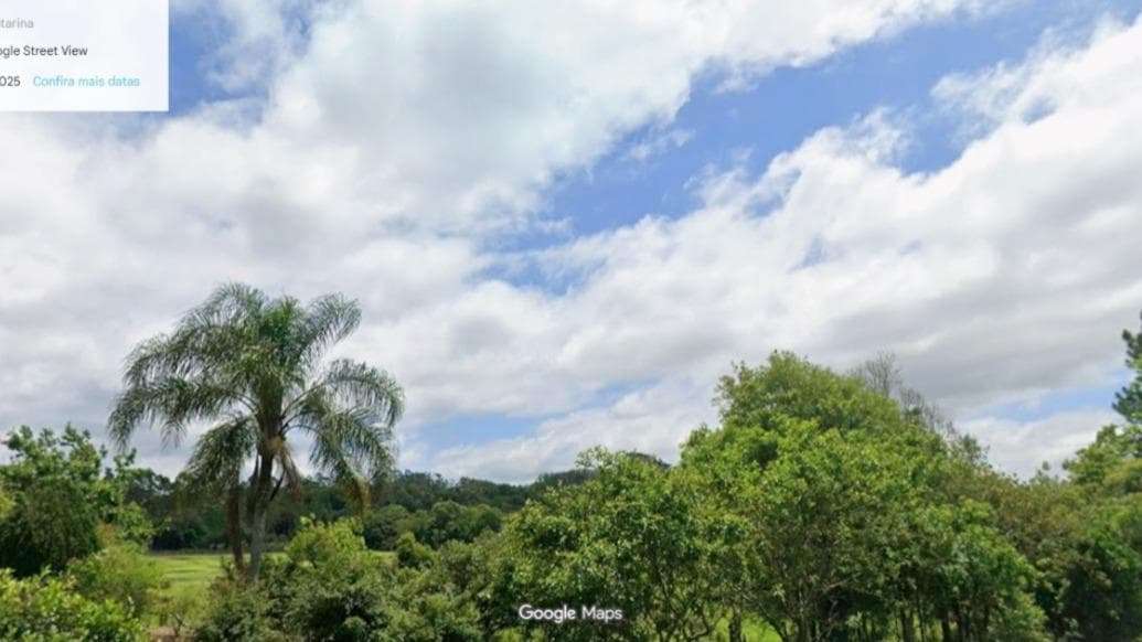 Foto 1 de 2: Area Rural em leilão em Teresópolis - RJ — Terreno Rural que possui 6.826,81 m² no município de Teresópolis/RJ, apresentando áreas planas e em leve aclive, com vegetação e árvores, além de duas edificações.