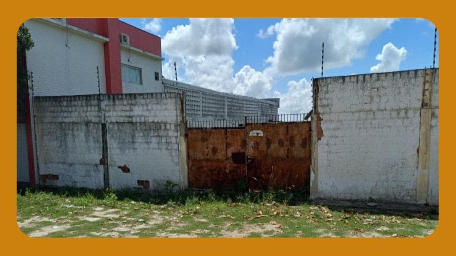 Foto 1 de 2: Terreno em leilão em Campina Grande - PB, bairro Nova Brasilia — TERRENO NA RUA FRANCISCO ANTONIO DO NASCIMENTO (PB-095, SAIDA PARA O MUNICIPIO DE MASSARAMDUBA, VIZINHO A FRABRICA DE CALÇADOS JUSCEMAN), SANTO ANTONIO, CAMPINA GRANDE/PB. MEDINDO 9,20M POR 80,00M. __