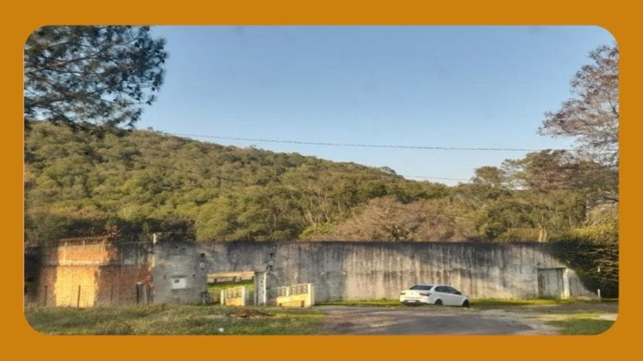 Foto 1 de 2: Terreno em leilão em Sant'ana Do Livramento - RS, bairro Vila Elfia — TERRENO SITUADO EM SANTANA DO LIVRAMENTO/RS, À MARGEM DIREITA DA ESTRADA LIVRAMENTO/HARMONIA, NO LUGAR DENOMINADO VILA ELFIA, ALÉM DO CERRO DO REGISTRO, COM ÁREA DE 1.120 M², COM FRENTE PARA A RUA PROJETADA B E FUNDOS PARA O ARROIO MINGOTE.__