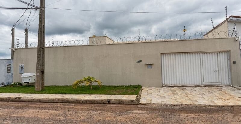 Foto 1 de 5: Casa em leilão em Ariquemes - RO — LOTE 001 CASA COM 360M² EM ARIQUEMES/RO - RESIDENCIA UNIFAMILIAR COM APROXIMADAMENTE 180m² - PARCELA