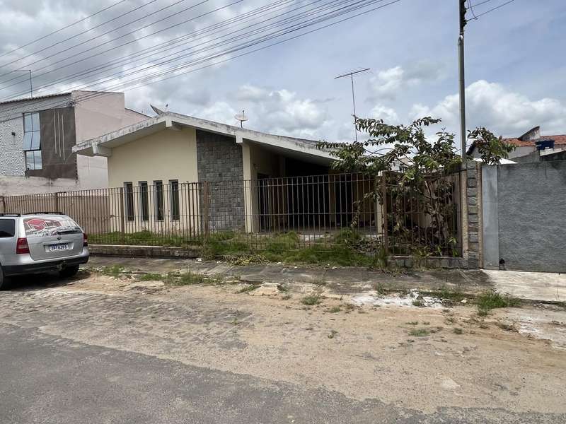 Terreno em leilão em Simão Dias - SE, bairro Centro — LOTE 001 IMÓVEL - CENTRO - SIMÃO DIAS/SE