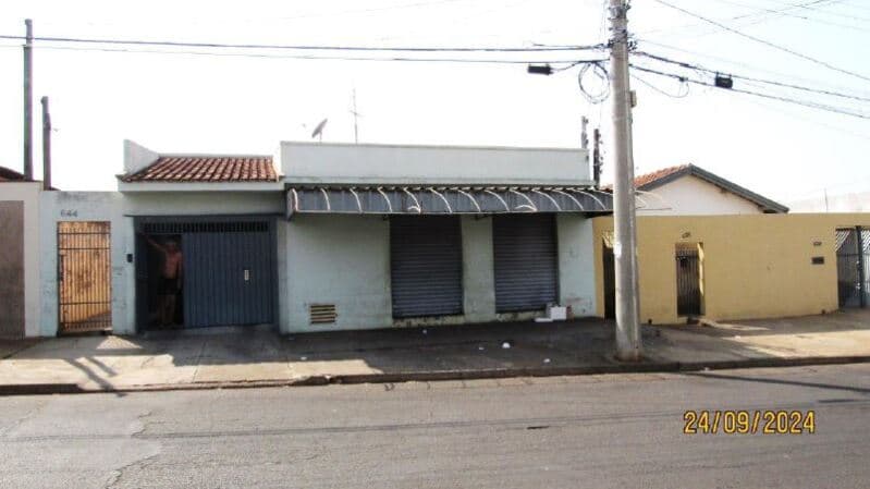Foto 1 de 10: Terreno em leilão em Bauru - SP — LOTE 001 Terreno com A.T. 168m², A.C. 104m², casa unifamiliar e comercial, Pq. Santa Edwiges, Bauru/