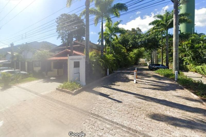 Foto 1 de 2: Casa em leilão em São Sebastião - SP — LOTE 021 CASA N.º 7-B, TIPO 1, da VILA ''B'', do CONDOMÍNIO RAÍZES JUQUEHY, área construída privativ