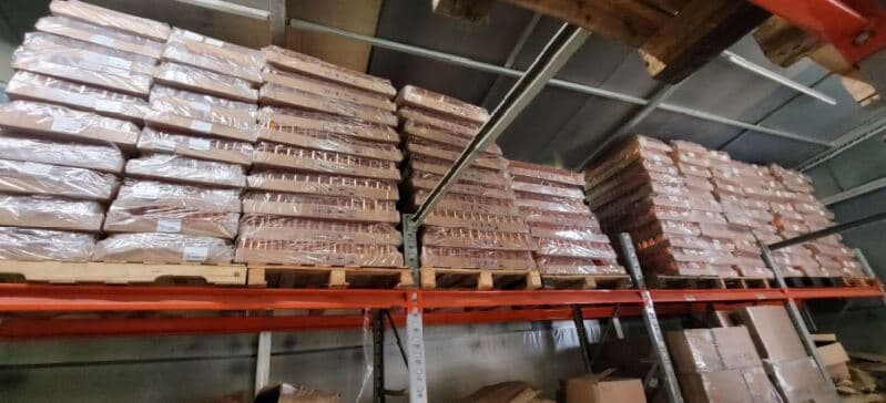 Foto 1 de 4: Comercial em leilão em Embu Das Artes - SP — LOTE 033 14.000 FRASCOS OMBRO RETO, capacidade 220ml, cor laranja translúcido