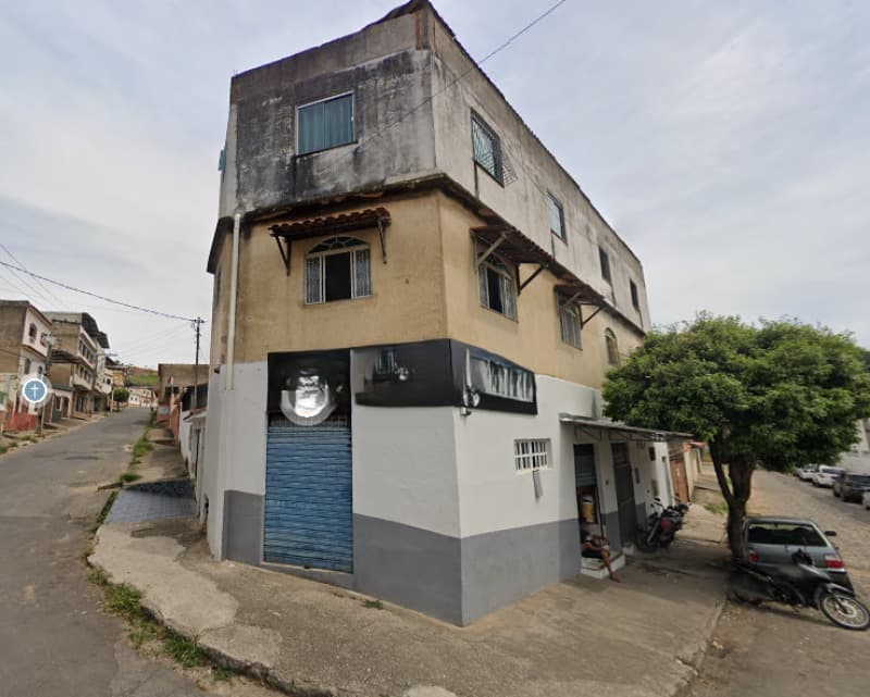 Casa em leilão em Ubá - MG — LOTE 003 Imóvel com 620,62m² edificado com uma casa, um bar, 2 apartamentos e 2 kitnets em Ubá/MG