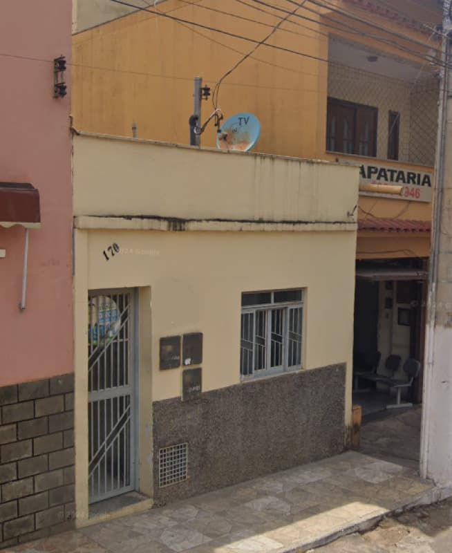 Casa em leilão em Ubá - MG, bairro Centro — LOTE 006 CASA DE 72M² LOCALIZADA NO CENTRO DE UBÁ/MG