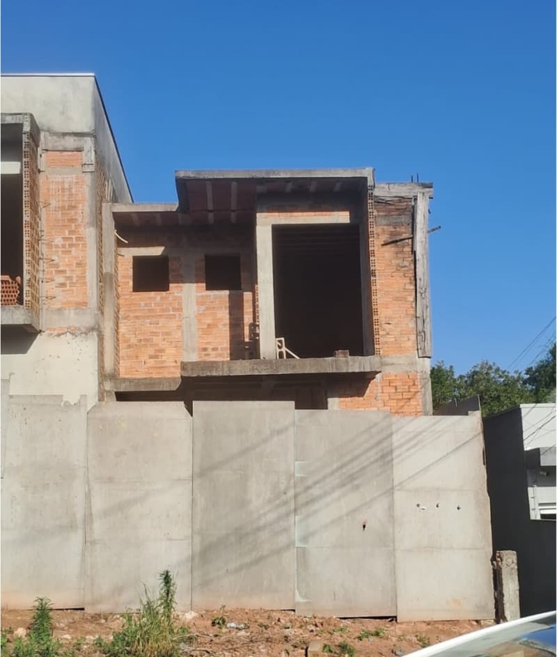 Casa em leilão em Esteio - RS, bairro Parque Amador — LOTE 012 SOBRADO