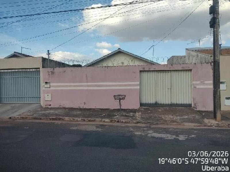 Casa em leilão em Uberaba - MG, bairro Jardim Copacabana — LOTE 149 IMOVEL