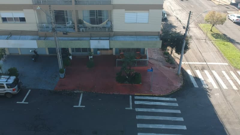Foto 2 de 22: Comercial em leilão em Erechim - RS, bairro Centro — LOTE 001 SALA COMERCIAL DE Nº 01 (UM), no térreo, do Residencial Tonial, com a área privativa de 117