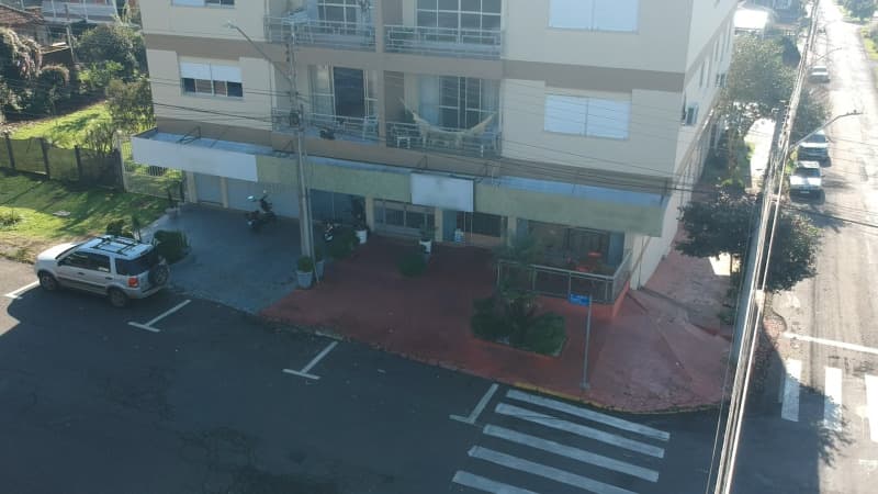 Foto 3 de 22: Comercial em leilão em Erechim - RS, bairro Centro — LOTE 001 SALA COMERCIAL DE Nº 01 (UM), no térreo, do Residencial Tonial, com a área privativa de 117