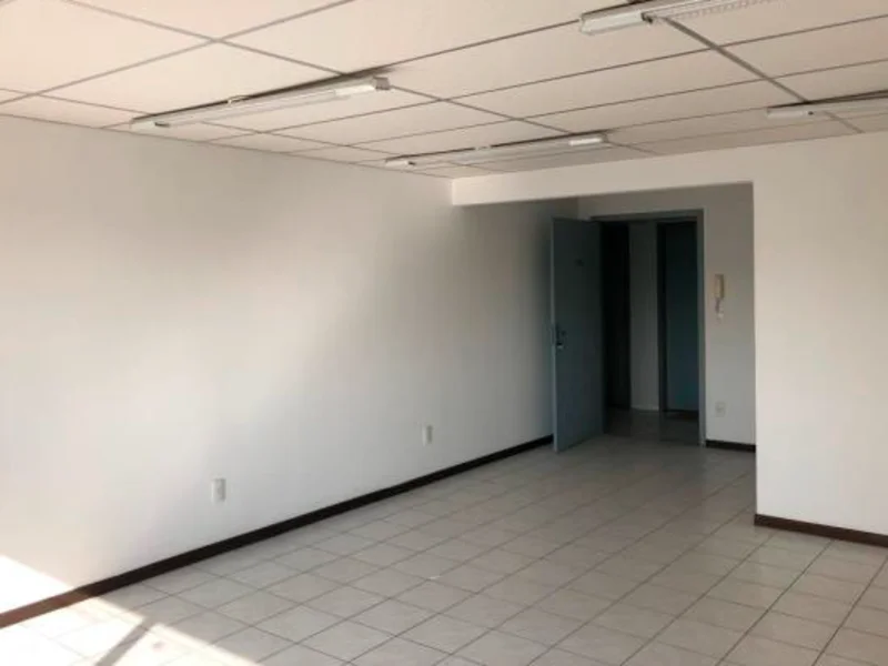Foto 10 de 12: Comercial em leilão em Blumenau - SC, bairro Itoupava Norte — Sala - Blumenau - SC