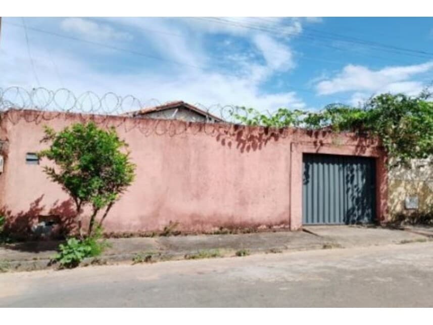 Casa em leilão em Montes Claros - MG — Casa à venda em leilão
