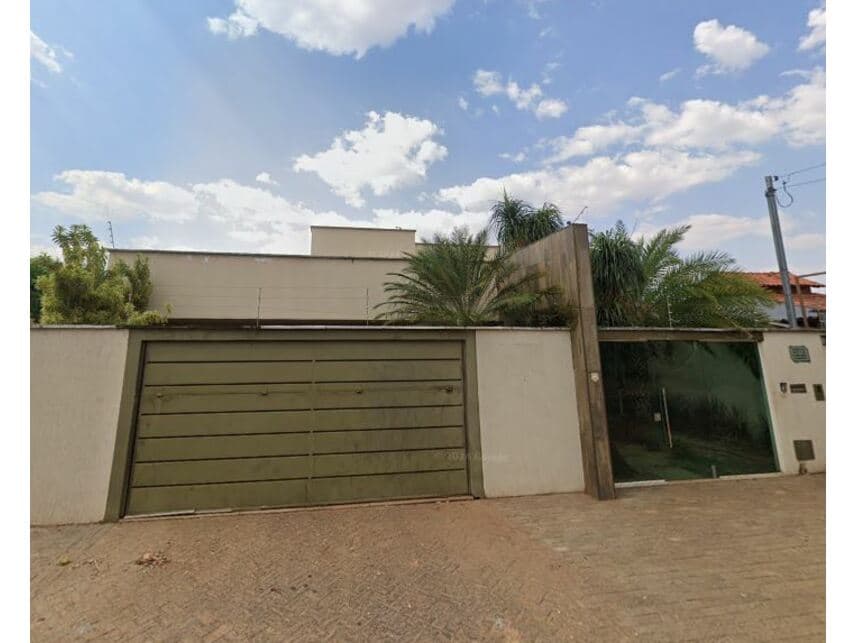 Casa em leilão em Trindade - GO — Casa à venda em leilão