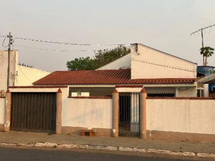 Casa em leilão em Arenápolis - MT — Casa à venda em leilão